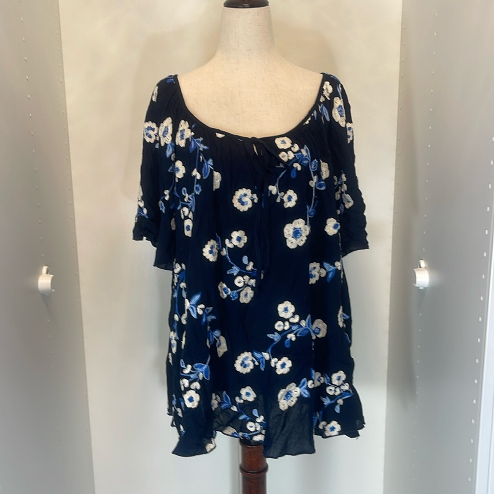 EUC Karen Kane Navy Floral Embroidered Blouse Size 1X